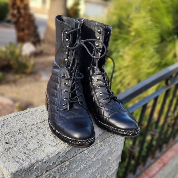 VINCE CAMUTO Joanie Quilted Lace Up Booties‎ - Picture 7 of 7